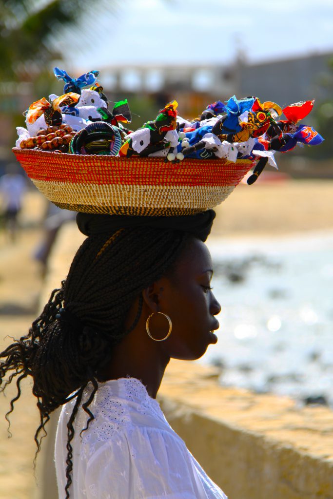 Ragazza con un cesto sulla testa.