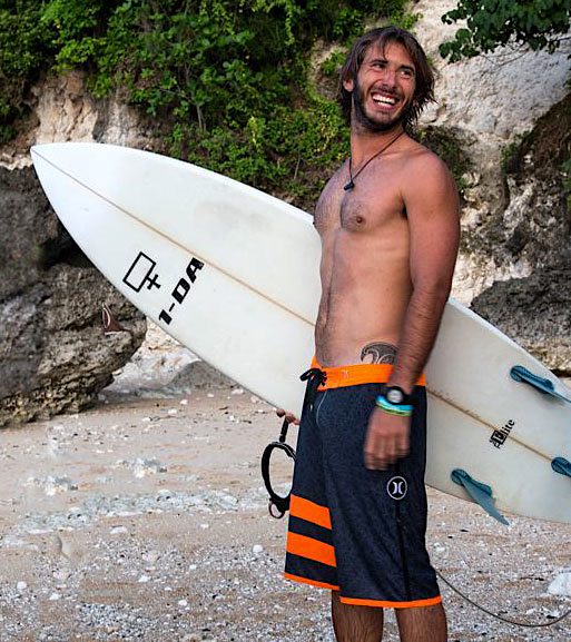 Io che reggo una tavola da surf a Bali.