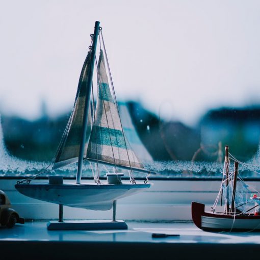 Modelli di barchette dietro ad una finestra