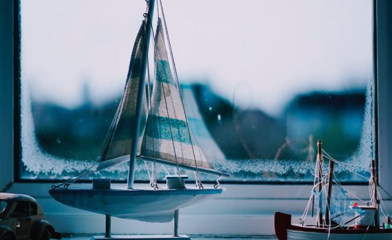 Modelli di barchette dietro ad una finestra