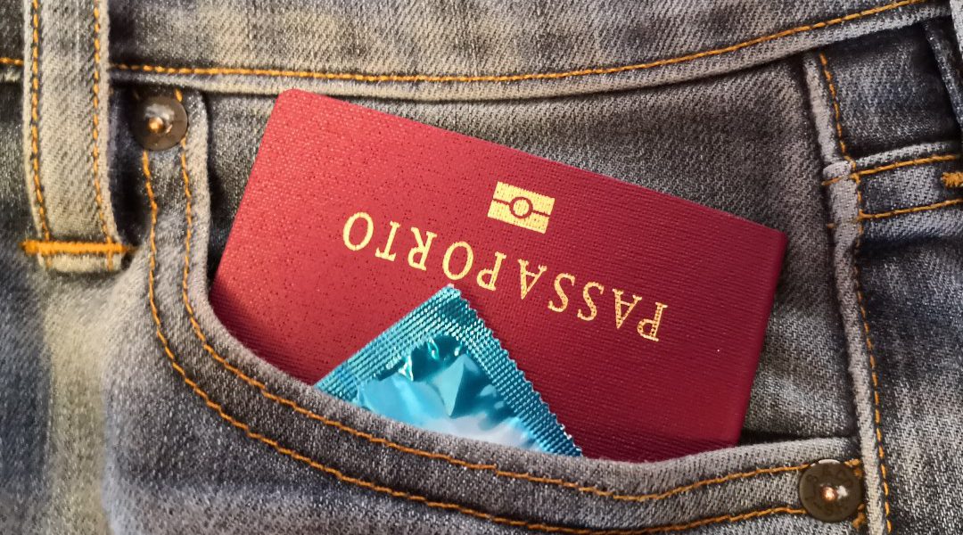 Un passaporto ed un preservativo nella tasca di un paio di jeans