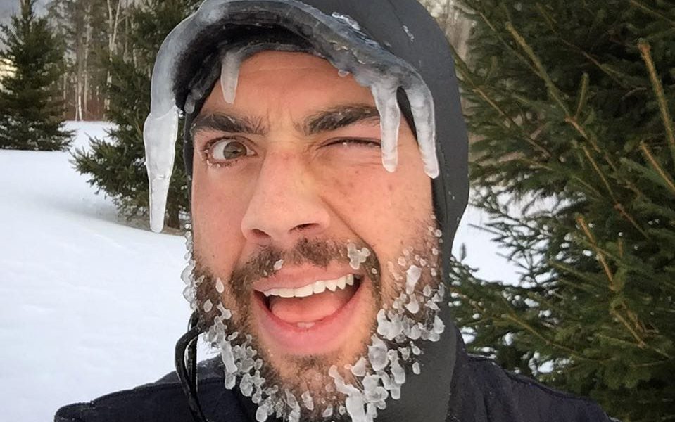 Matt Pancer con muta e barba ghiacciata